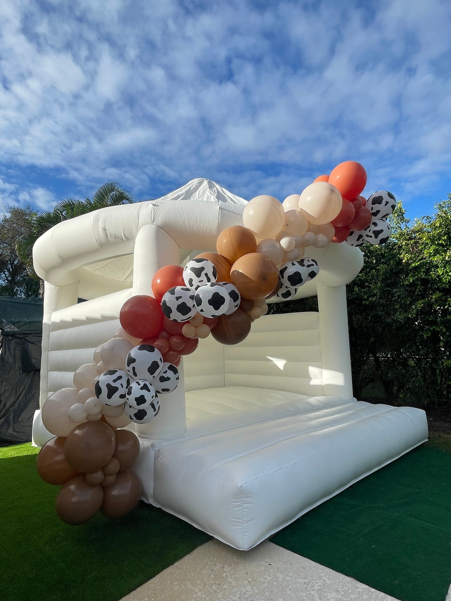 White Bounce House with Roof | 13x13ft | All ages